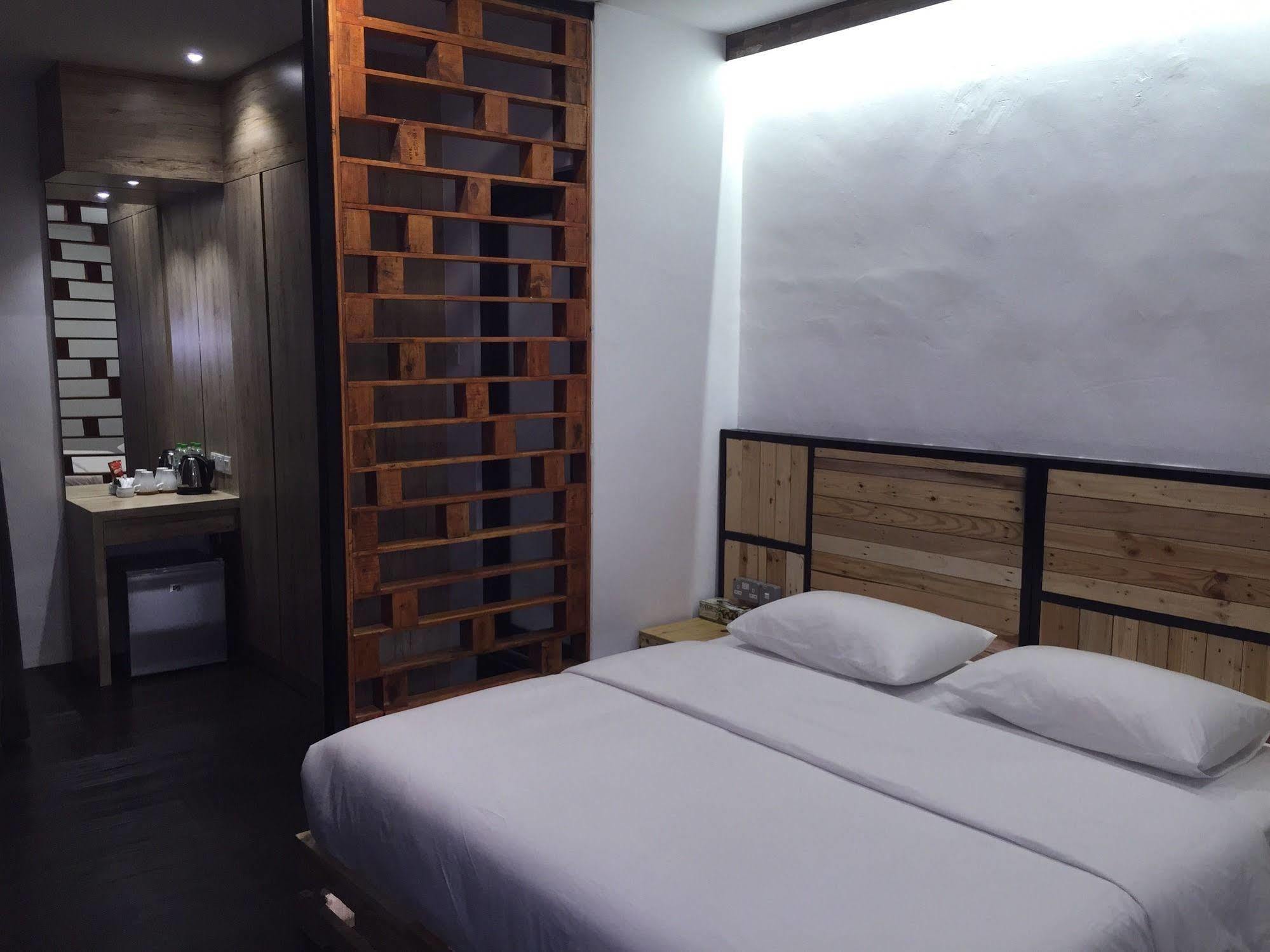 The Oikos Hotel Pontian Kecil Exterior photo