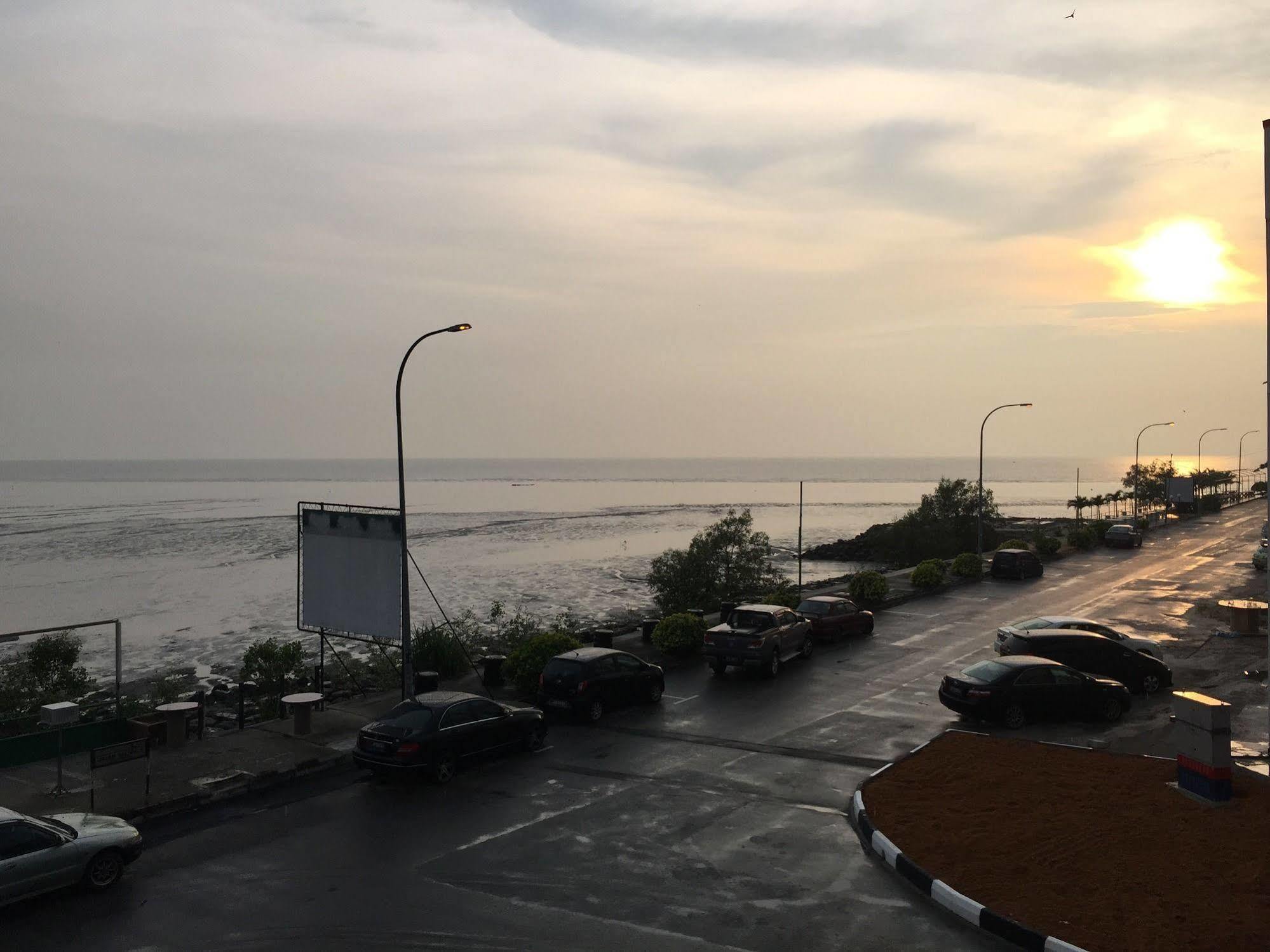 The Oikos Hotel Pontian Kecil Exterior photo