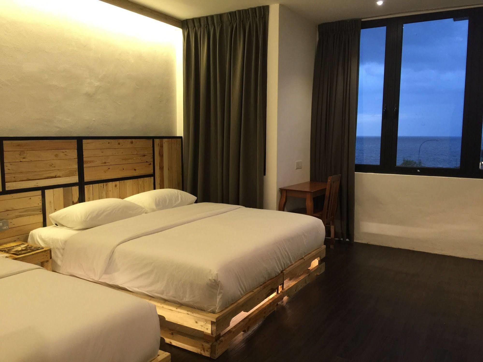The Oikos Hotel Pontian Kecil Exterior photo
